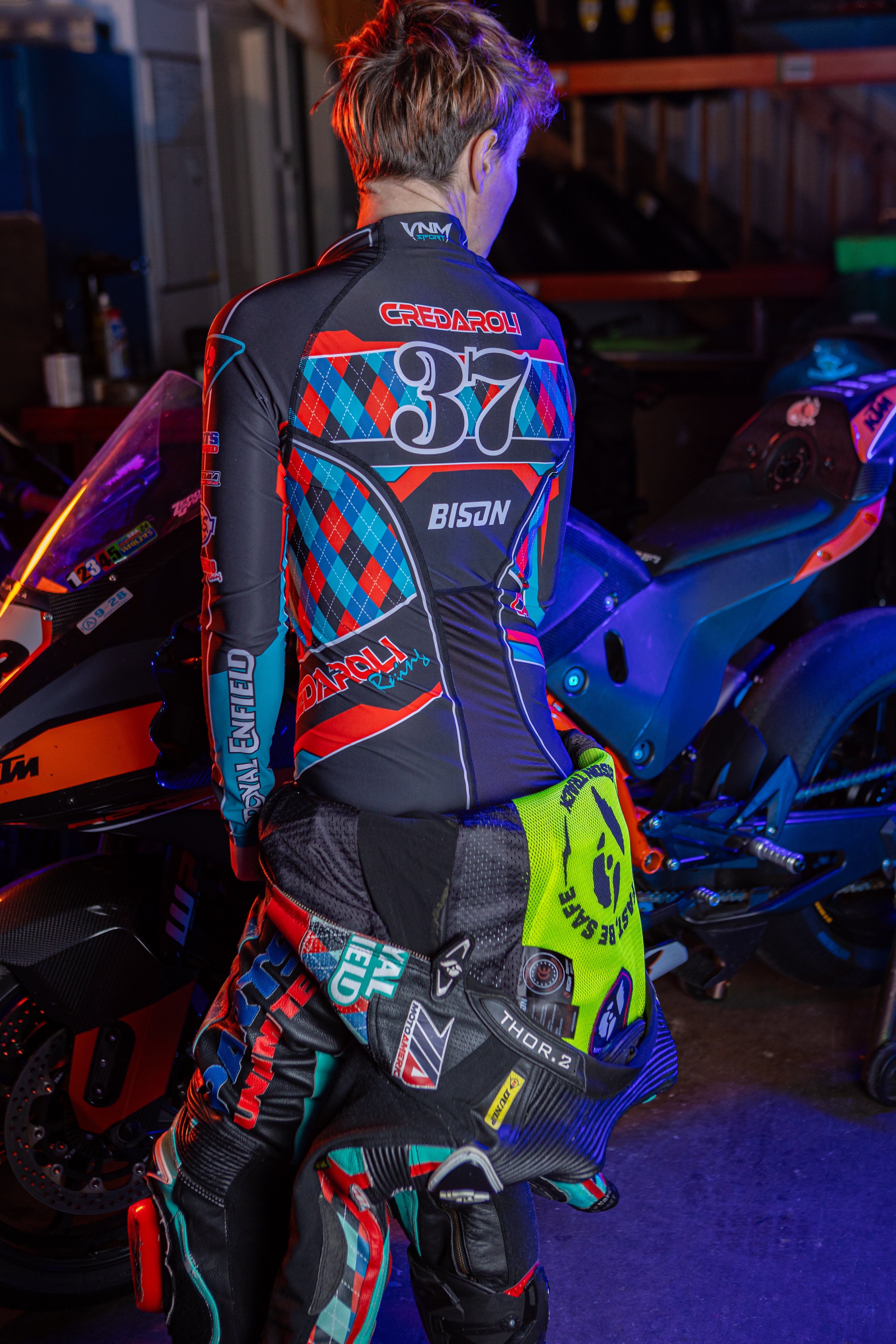Bison Powered by VnM ActivThermal-GP™ Top – Bison Track